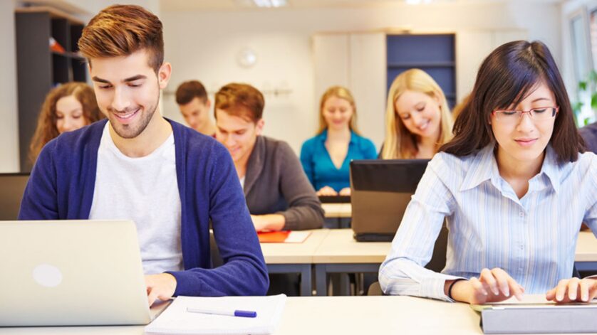 Erwachsene Männer und Frauen beim Bildungsurlaub